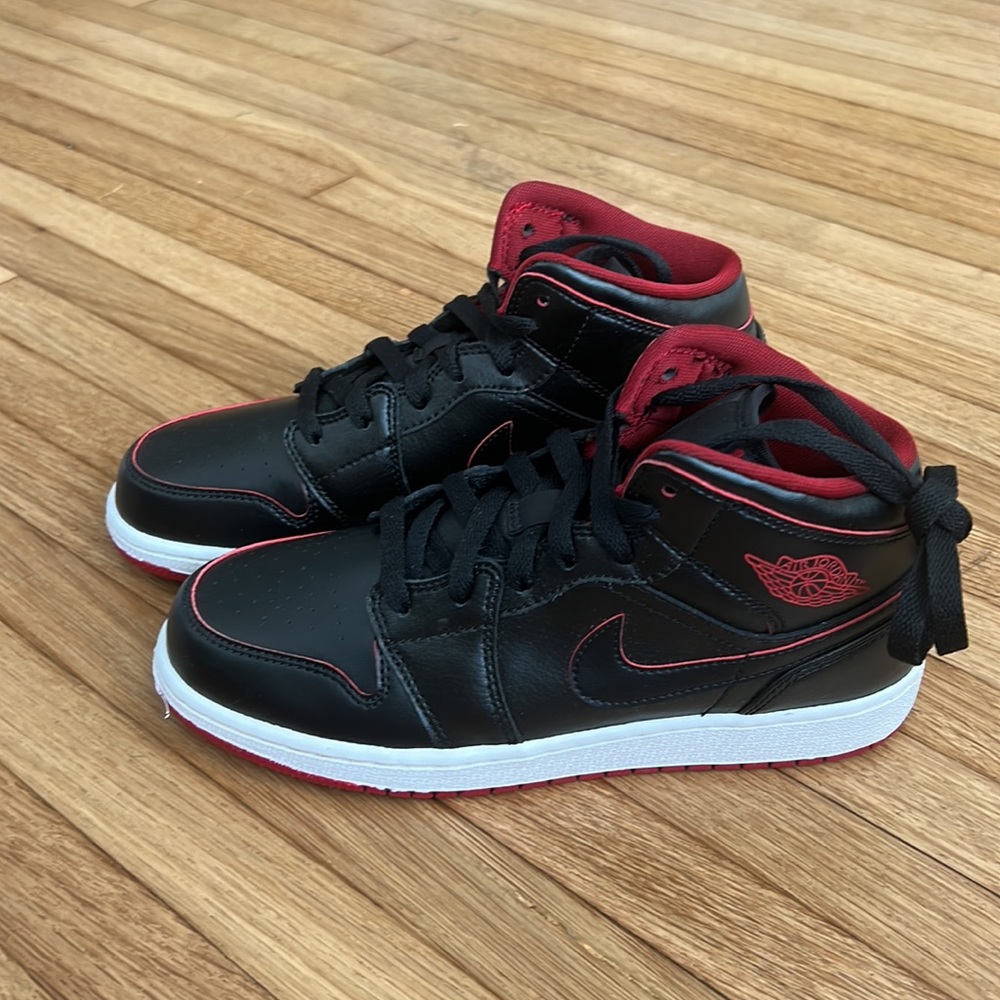 Jordan 1 Retro Mid Black Red White 2015 4.5Y New *no box